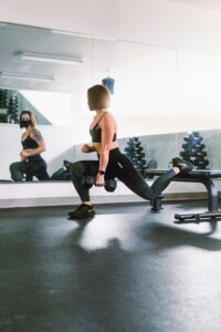 スクワットを行う女性